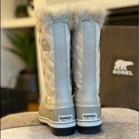 New with tags Sorel Tofino winter boot - Picture 3 of 4